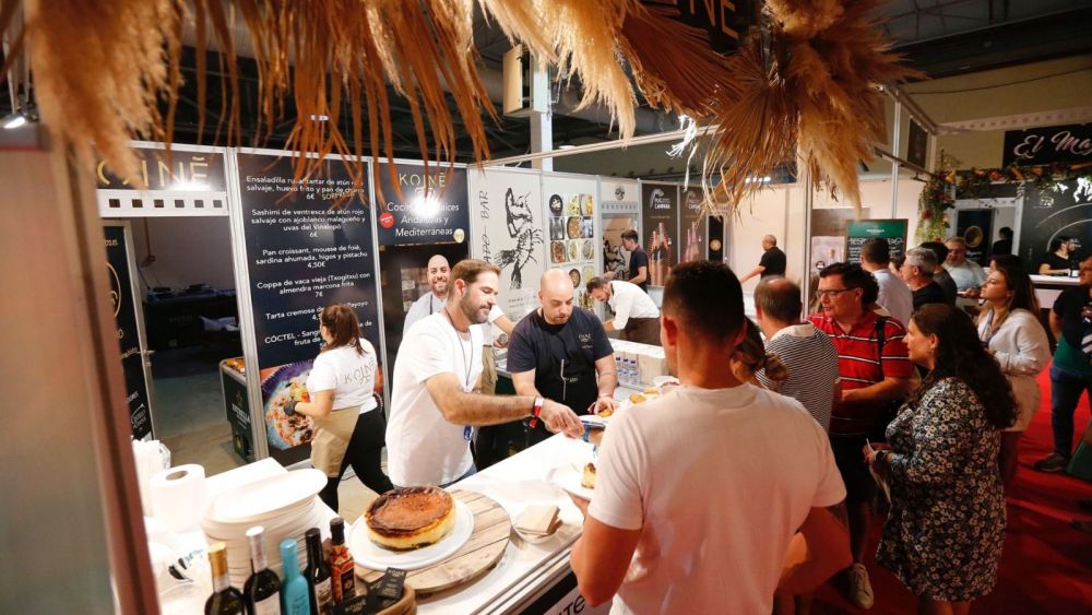 Varias personas en uno de los stand de la pasada edición de la Isla de las Tapas