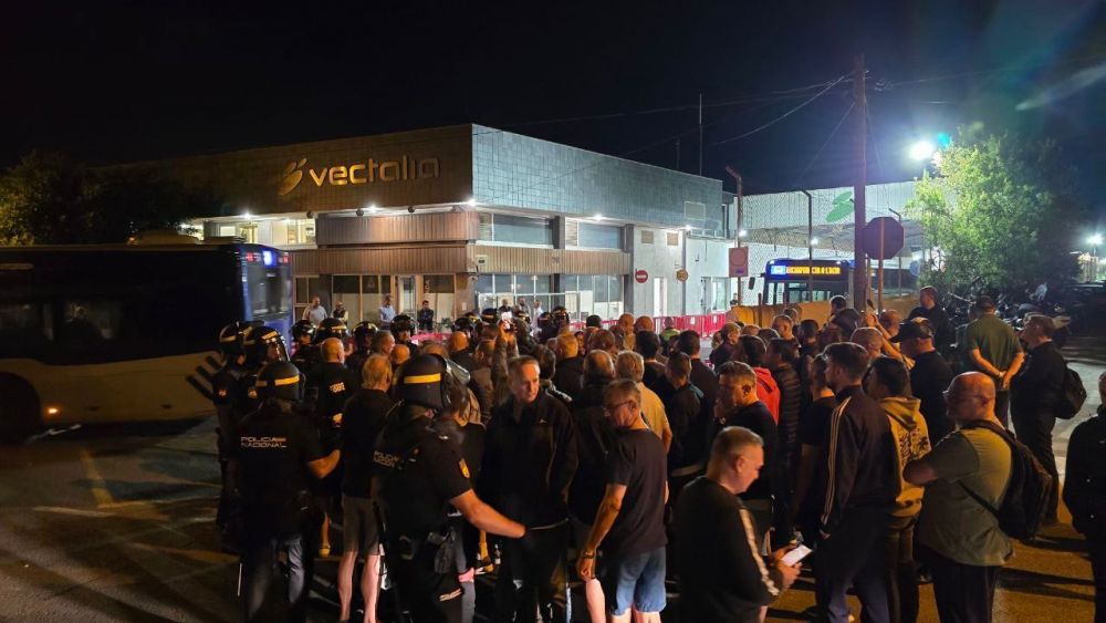 Protesta de los trabajadores de La Alcoyana en la puerta de la empresa Protesta de los trabajadores de La Alcoyana en la puerta de la empresa