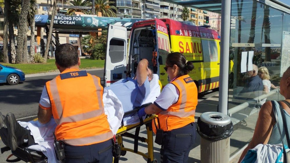 Un conductor de la línea C-6 sufre un ataque de ansiedad y es atendido por los servicios sanitarios Un conductor de la línea C-6 sufre un ataque de ansiedad y es atendido por los servicios sanitarios