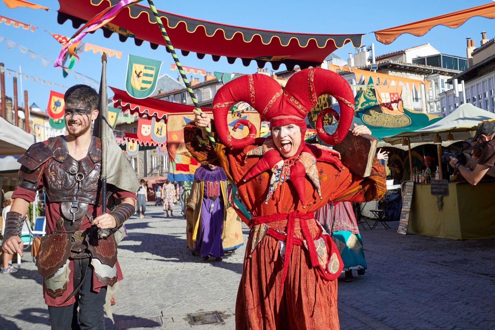 Personajes caracterizados en un mercado medieval (Foto: AV-G)