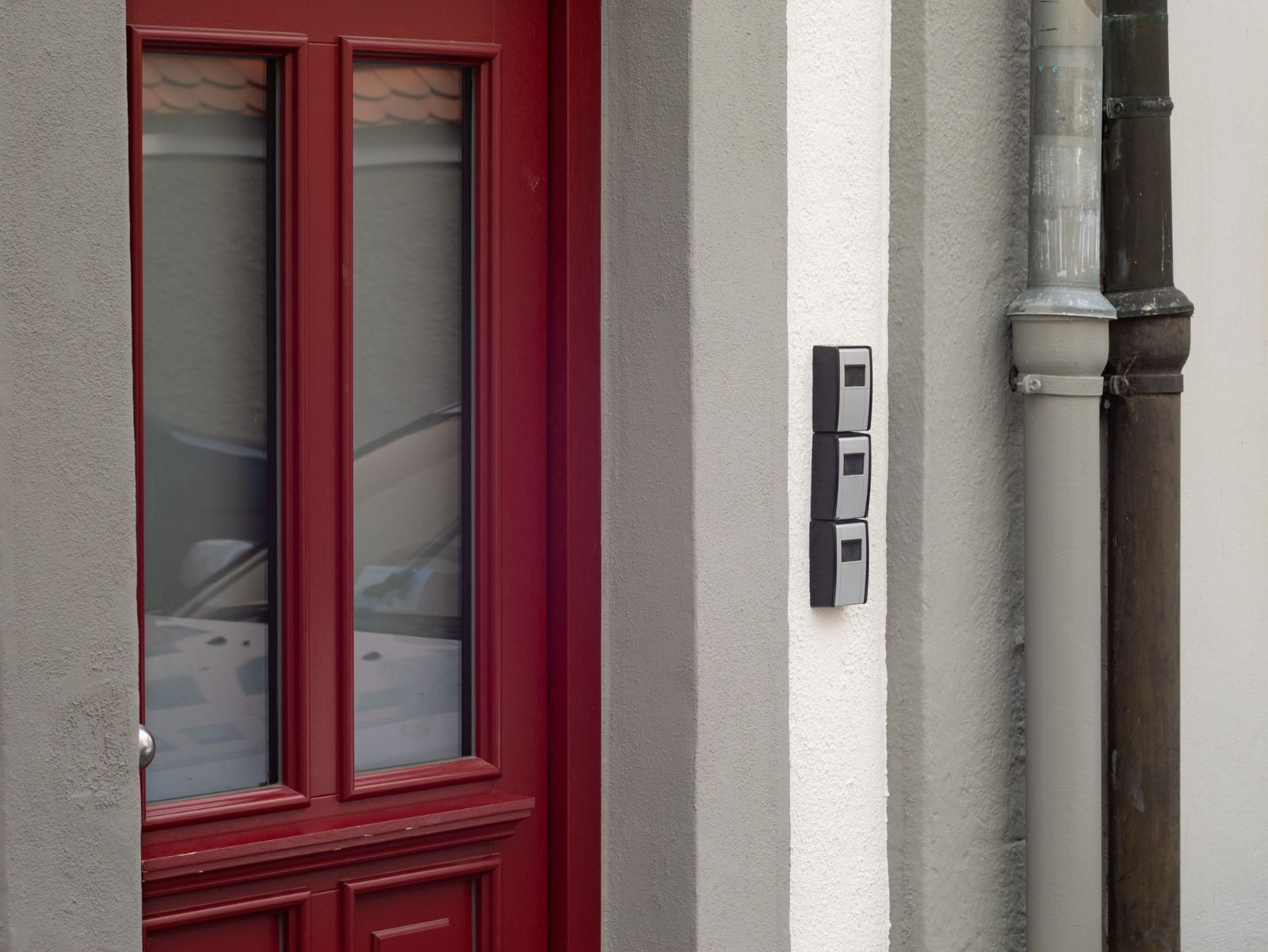 Cajas de llaves junto a la puerta de entrada de un piso turístico en Alicante