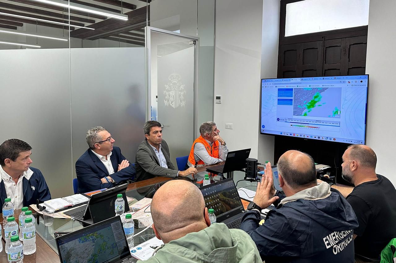 Toni Perez, Carlos Mazón y ayuntamientos siguiendo la evolución de la Dana en Alicante.