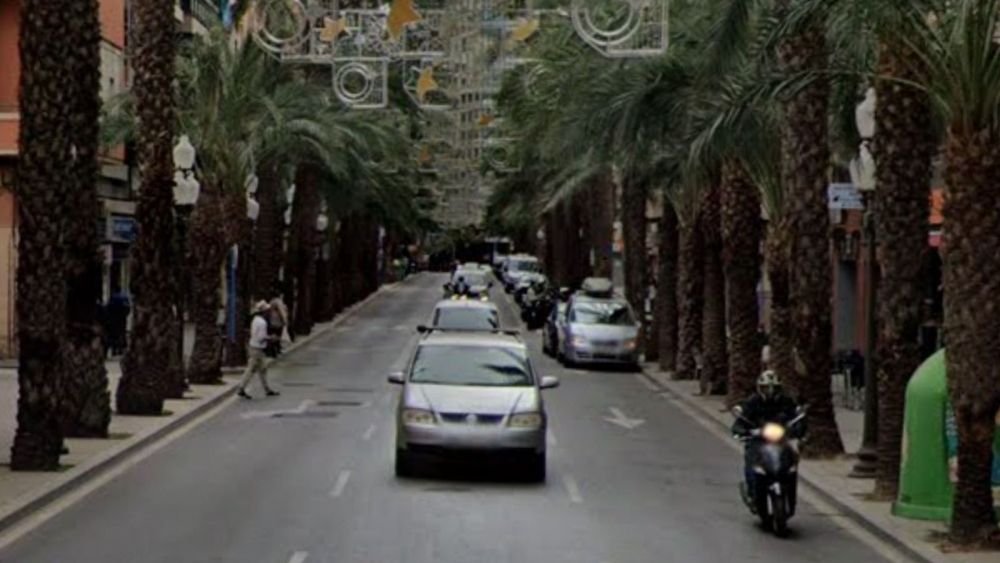 Coches circulando en la calle San Vicente de Alicante Coches circulando en la calle San Vicente de Alicante
