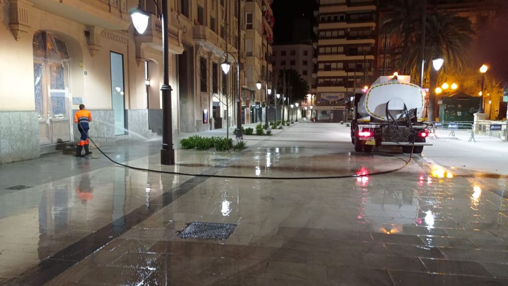 Baldeo en l'avinguda de la Constitució d'Alacant Baldeo en l'avinguda de la Constitució d'Alacant