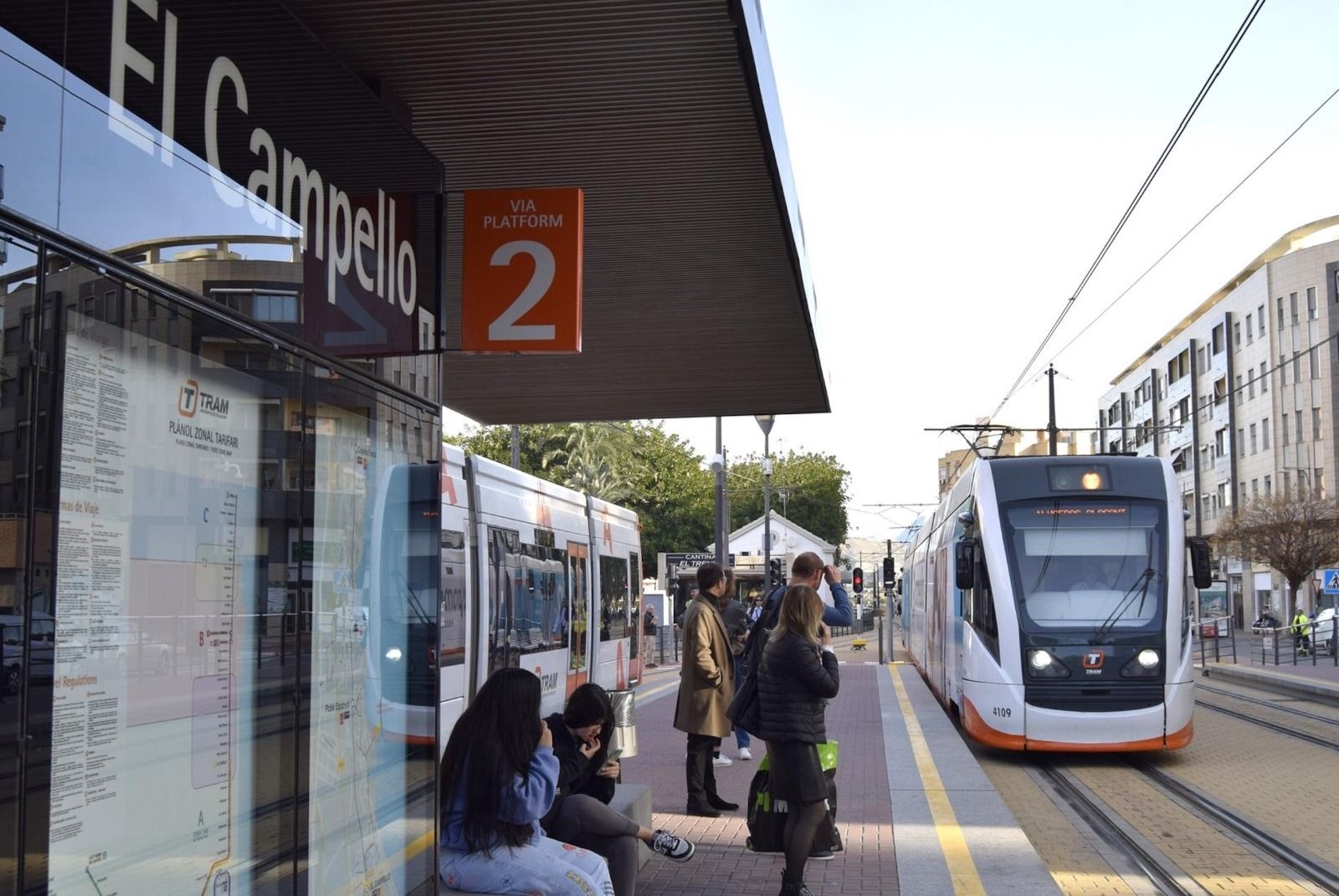 Diverses persones esperen l'arribada d'un tramvia en l'estació del TRAM a El Campello