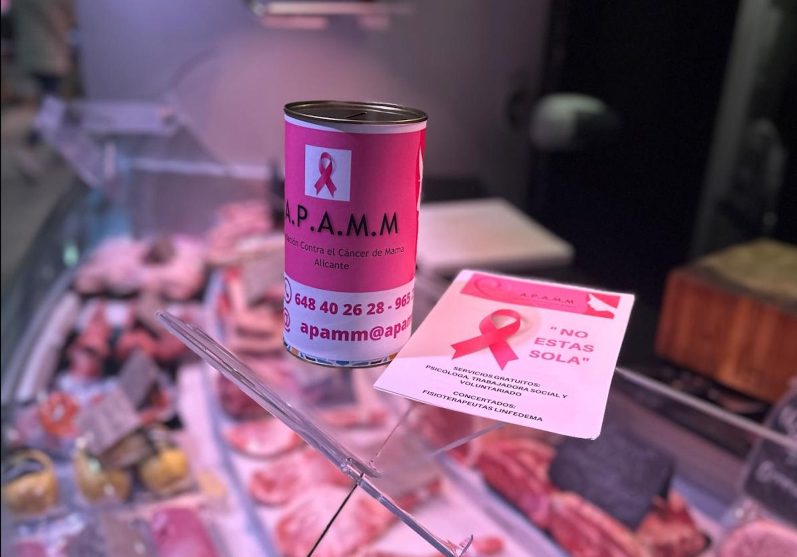 Hucha solidaria en el Mercado Central de Alicante en favor de la lucha contra el cáncer de mama