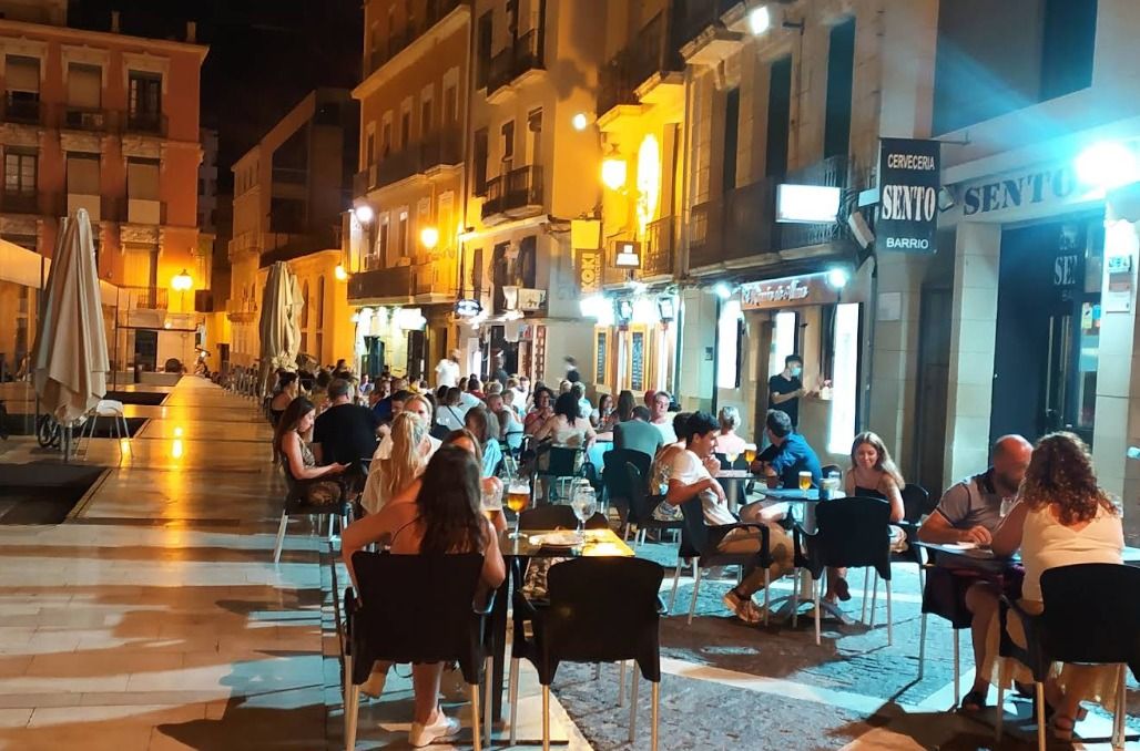 Diverses persones en una terrassa en el barri antic d'Alacant