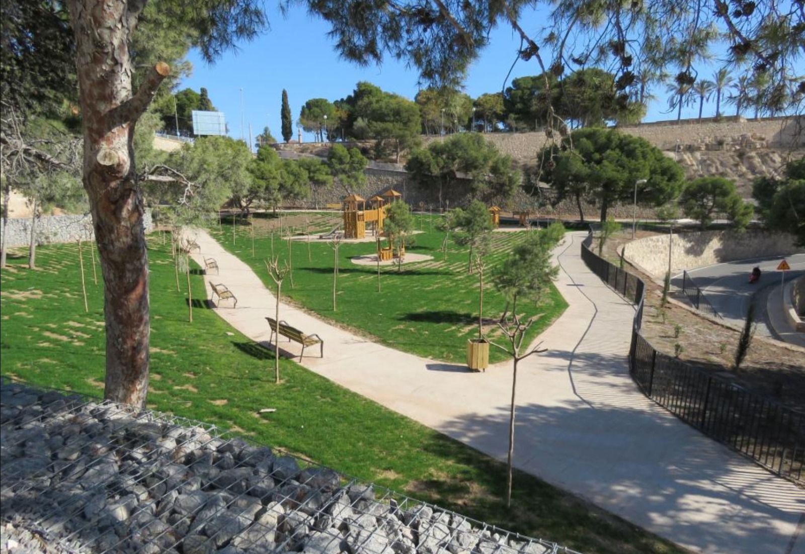 Zona verda en el vessant del castell de Sant Ferran a Alacant