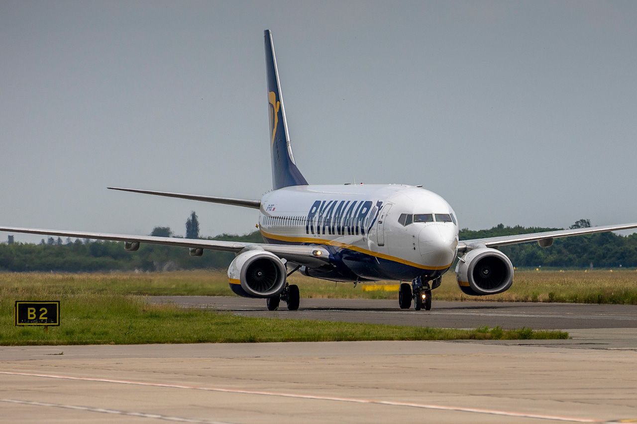 Un avió de Ryanair prepara l'enlairament en un aeroport