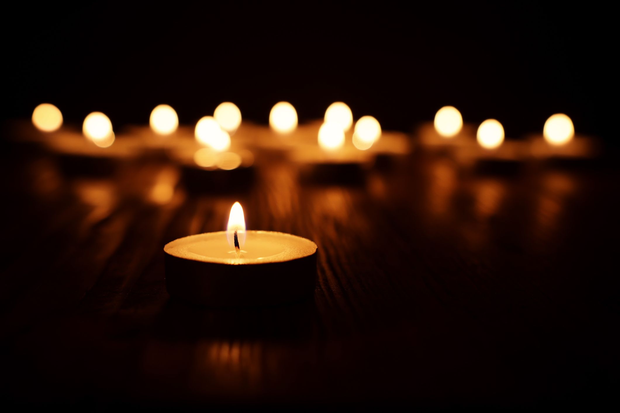 Ciris encesos que il·luminen un carrer
