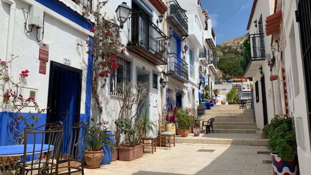 Un dels carrers del barri de Santa Creu en Alacant Un dels carrers del barri de Santa Creu en Alacant