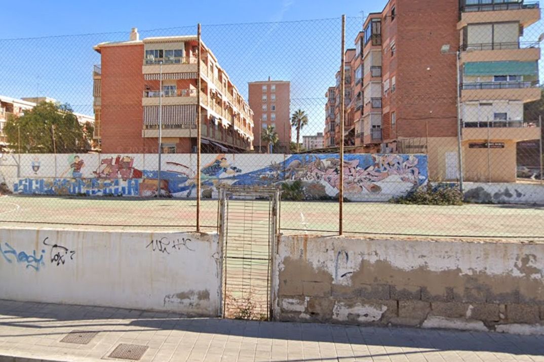 Estado actual de la antigua pista deportiva del barrio de Tómbola en Alicante