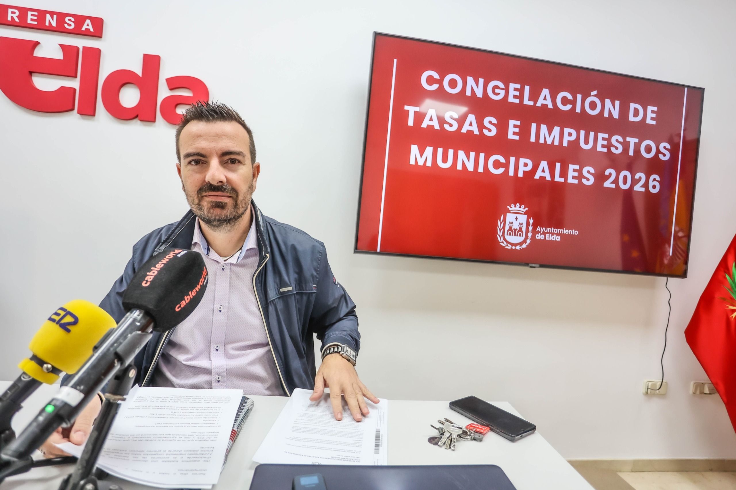 El concejal de Hacienda de Elda en la rueda de prensa sobre la congelación de impuestos y tasas municipales