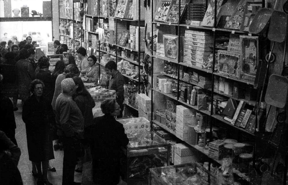 Interior de la histórica tienda Juguetes Rico en la calle Castaños de Alicante