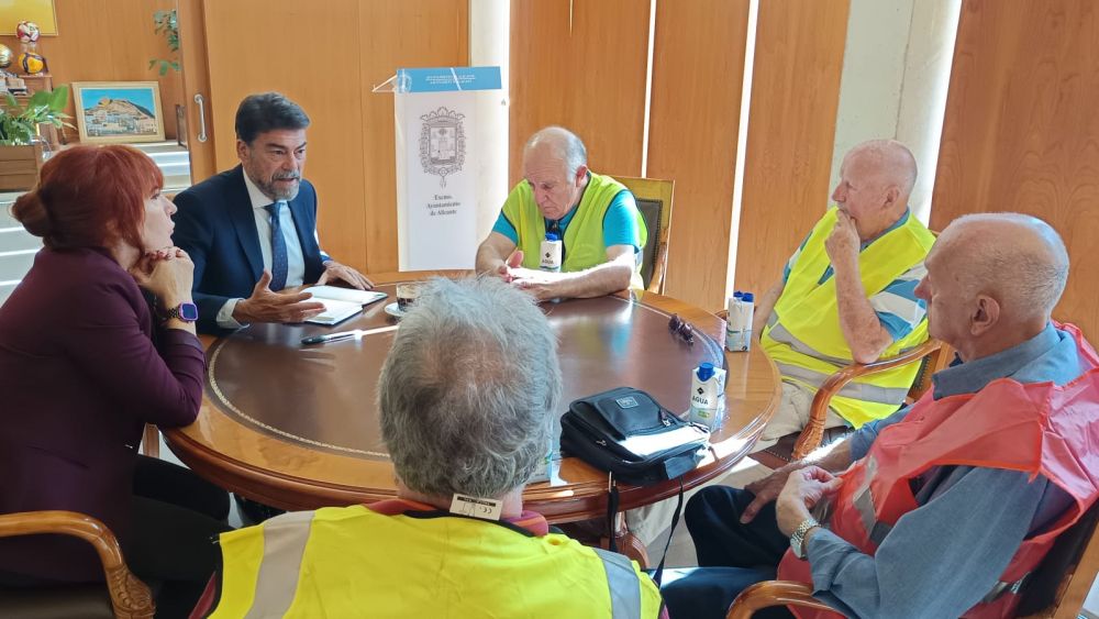 El alcalde Luis Barcala y la concejala Begoña León se reúnen con representantes de los mayores