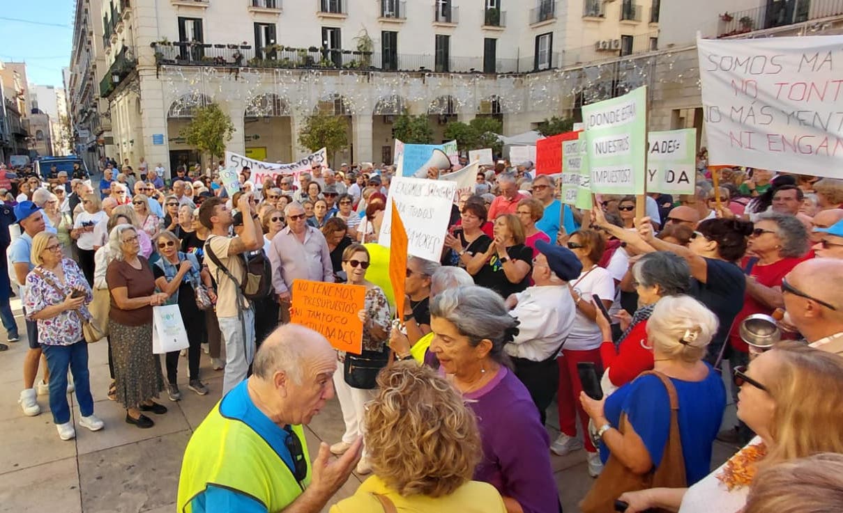 Protesta de los mayores de Alicante por el retraso en el inicio de los talleres (Foto: Compromís)