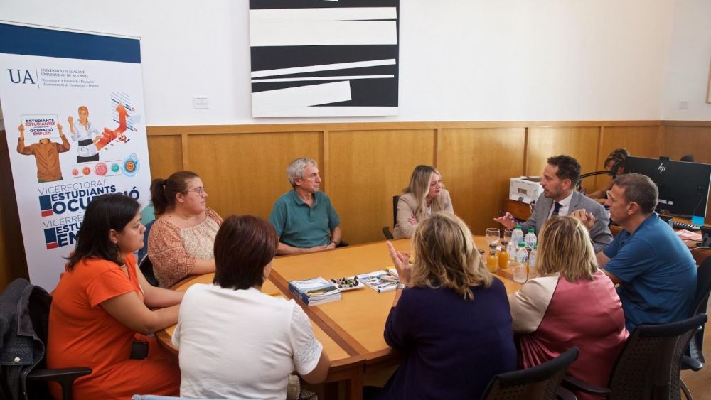 Reunión entre la UA y la plataforma 'Les PAU a casa'