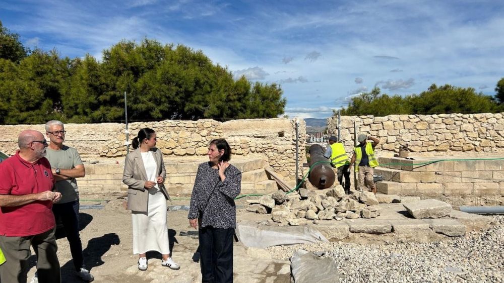 La regidora Nayma Beldjilali visita les obres del castell de Santa Bàrbara La regidora Nayma Beldjilali visita les obres del castell de Santa Bàrbara
