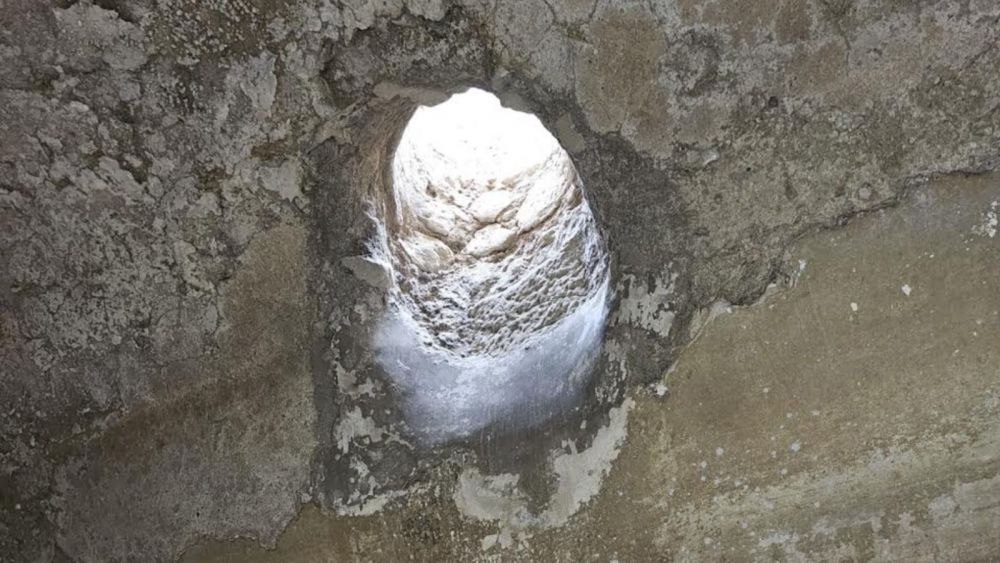 Exclusa de l'aljub del segle XVI en el castell de Santa Bàrbara Exclusa de l'aljub del segle XVI en el castell de Santa Bàrbara