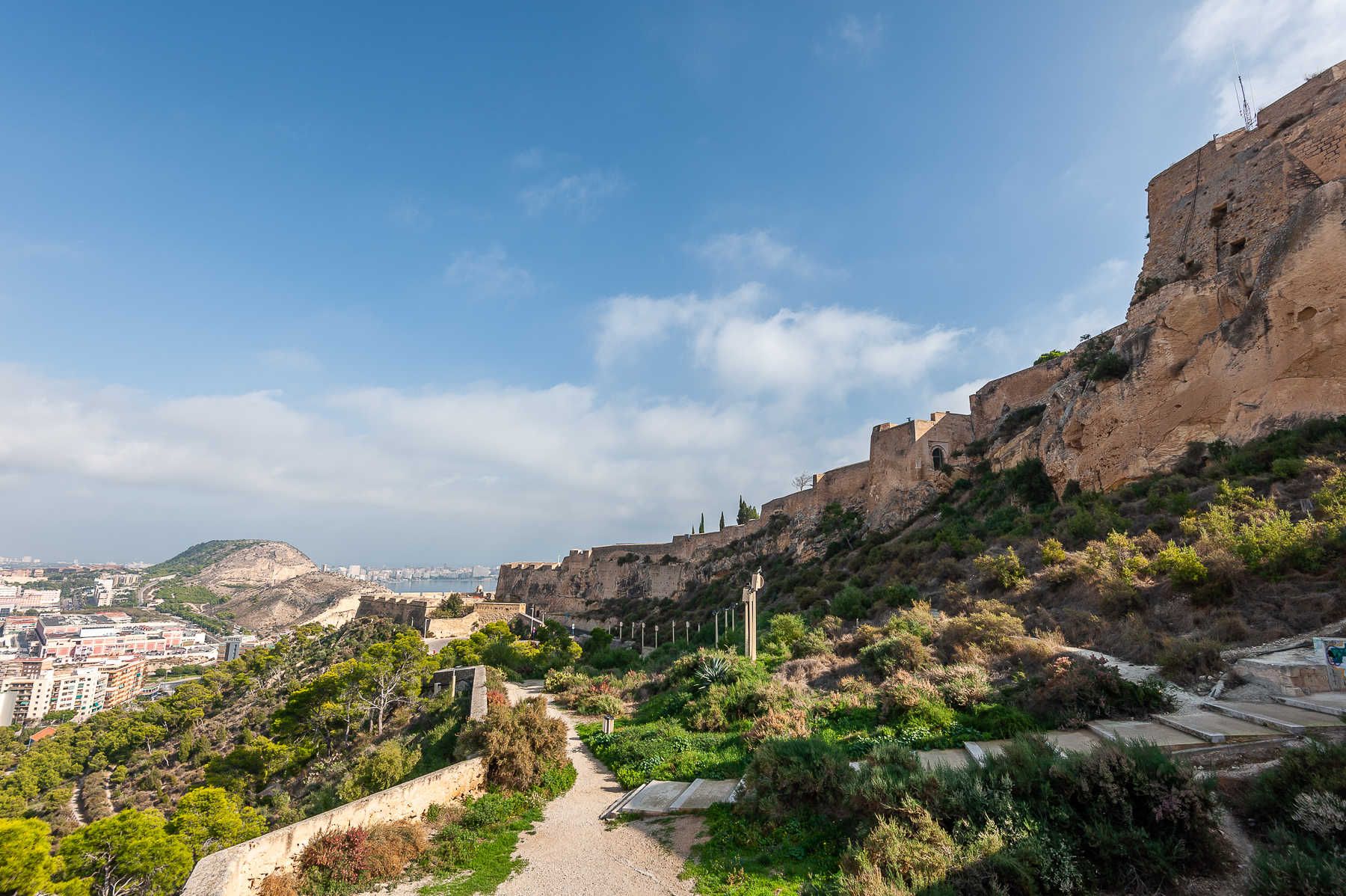 Sendero de acceso al Castillo de Santa Bárbara por el Monte Benacantil