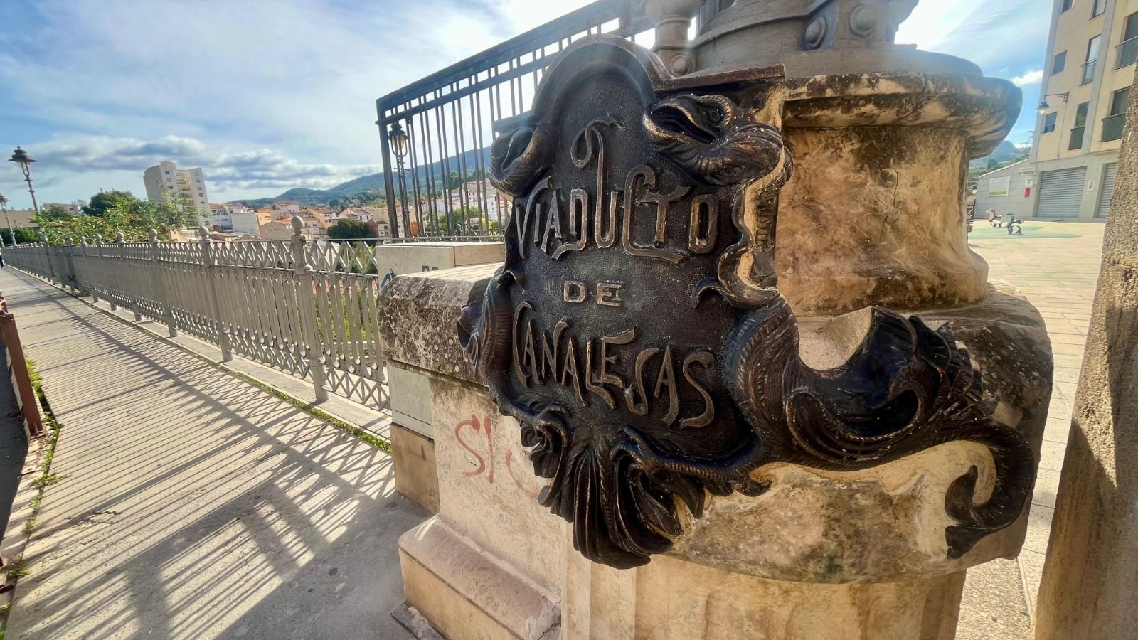 Una de las placas del Viaducto de Canalejas en Alcoy