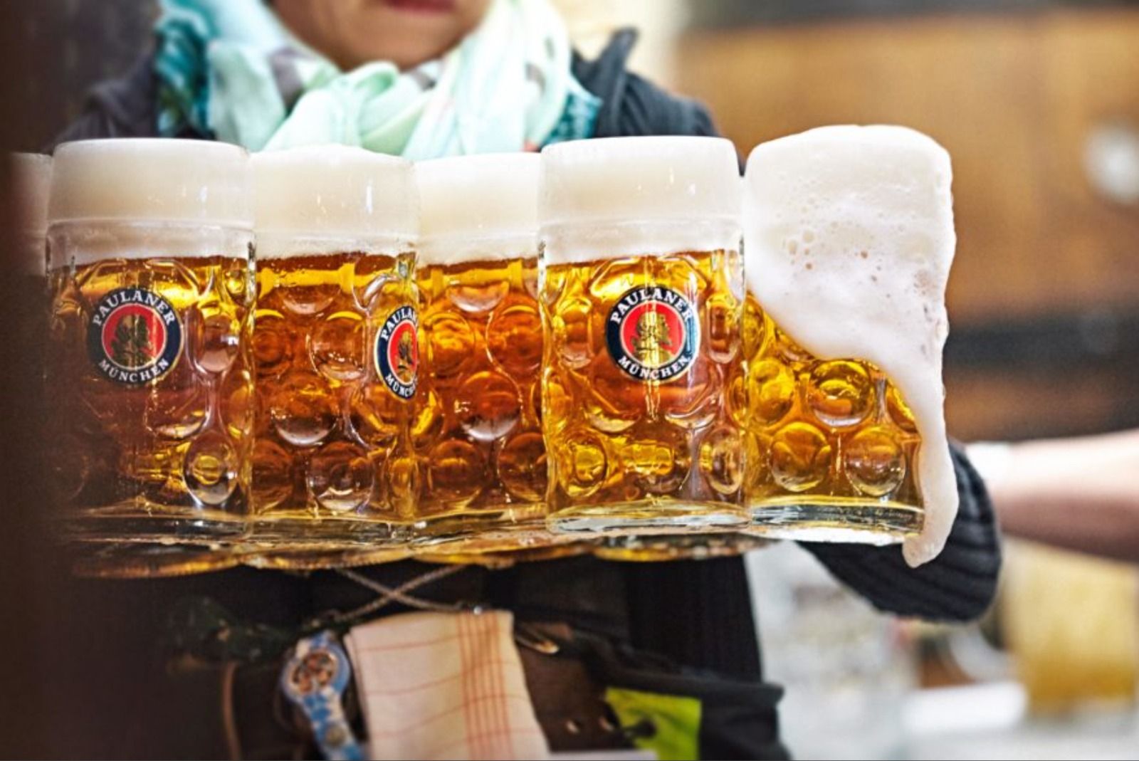 Una persona repartix pitxers de cervesa en l'Oktoberfest Paulaner