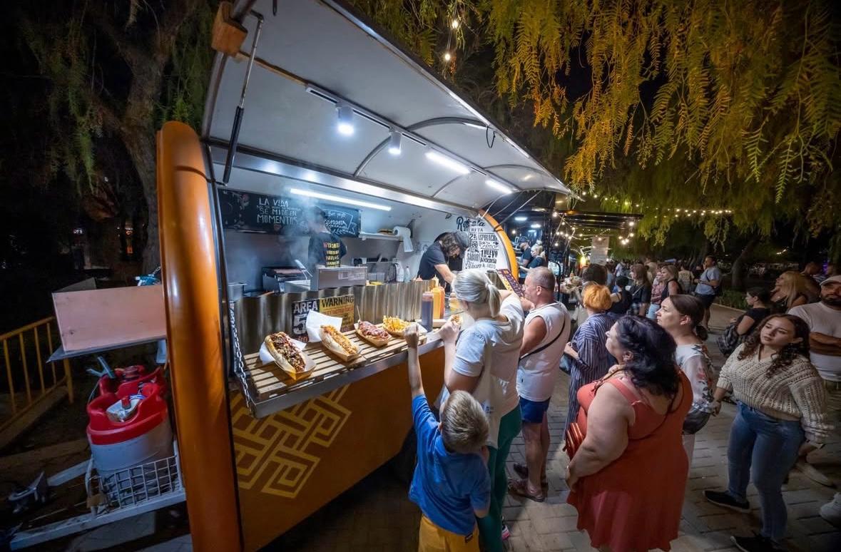 Varias personas esperan en uno de los food trucks de Alacant Street Food