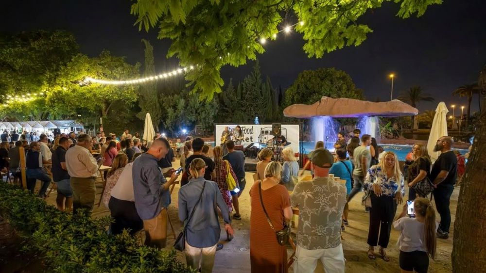 Assistents al Street Food Market Tour de Torrevieja en una edició anterior Assistents al Street Food Market Tour de Torrevieja en una edició anterior