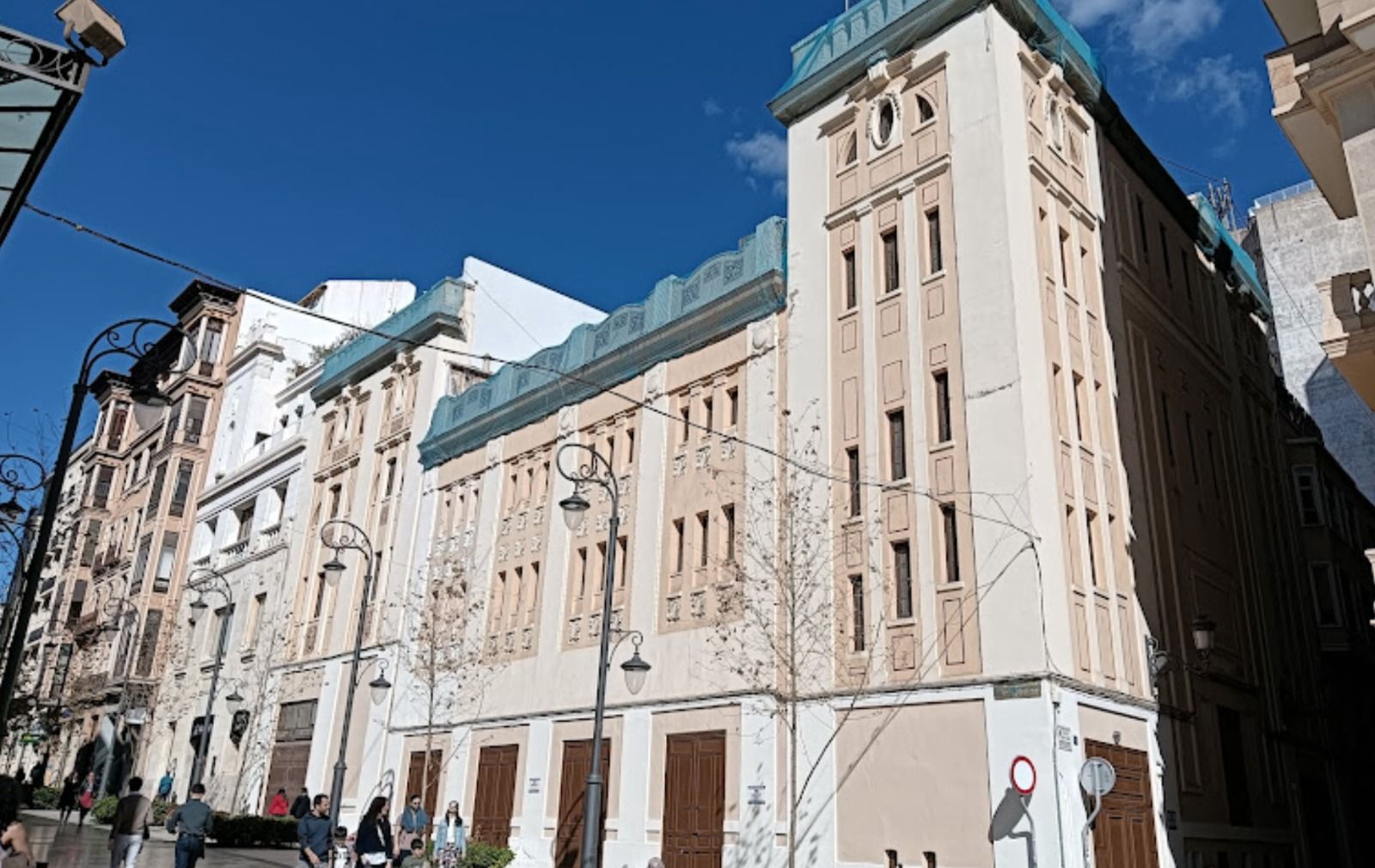 Fachada actual de los cines Ideal en Alicante