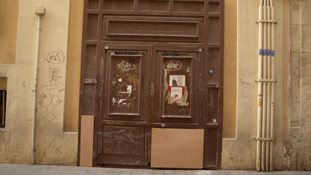 Una de las puertas de entrada al Cine Ideal de Alicante, actualmente clausurada