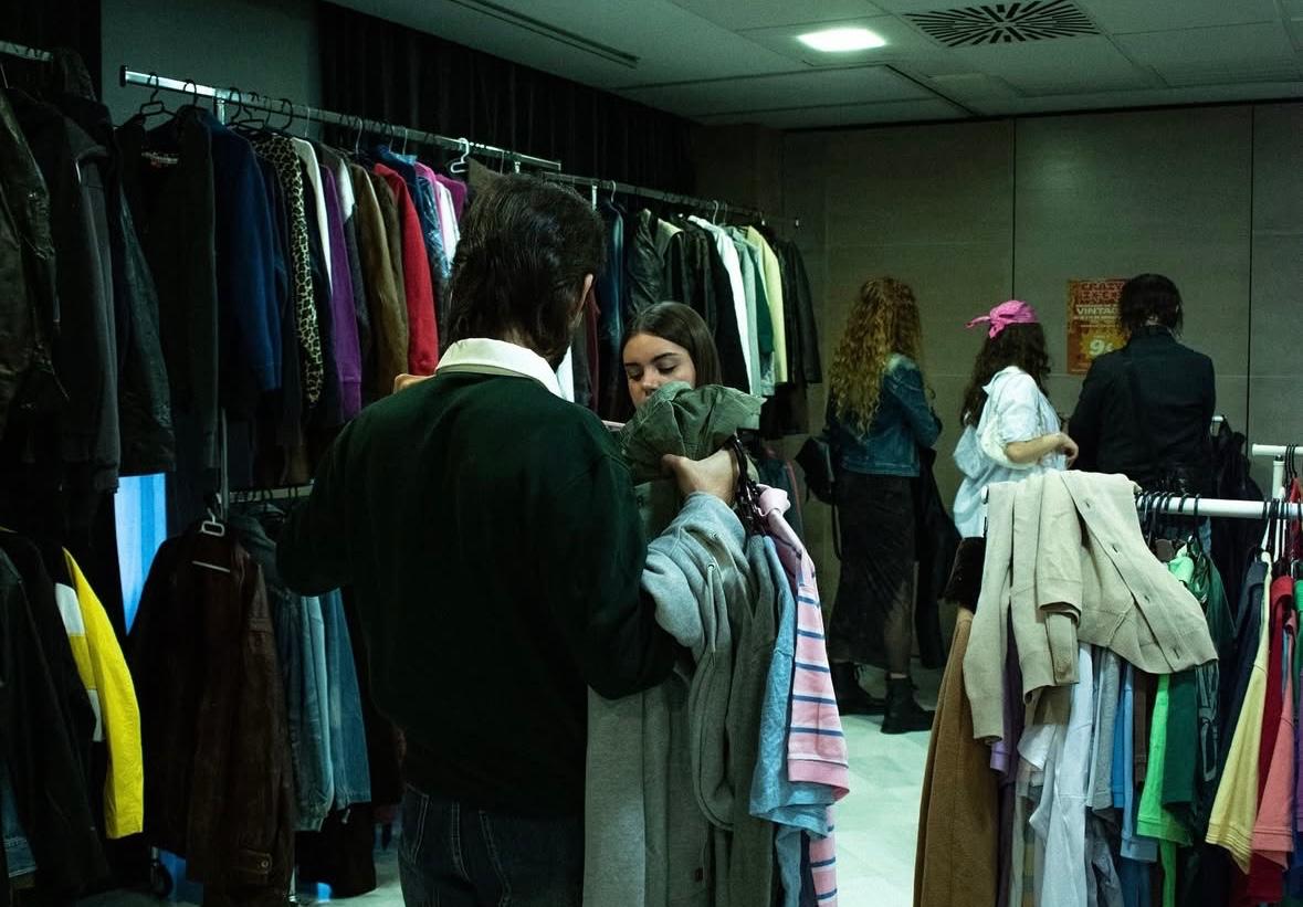 Varias personas en el mercado de ropa vintage Crazy Zoco