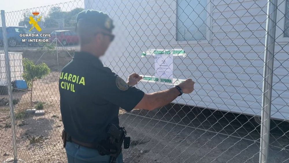 Un agente de la Guardia Civil clausura un asentamiento ilegal en Mutxamel Un agente de la Guardia Civil clausura un asentamiento ilegal en Mutxamel