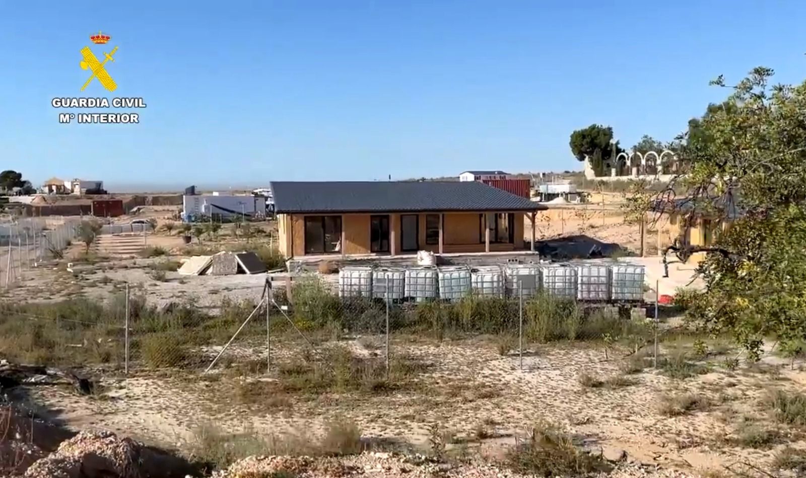 Una vivienda en una de las parcelas ilegales investigadas en Mutxamel