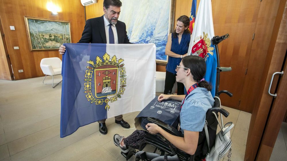Barcala entrega la bandera d'Alacant a Delia Fontcuberta Barcala entrega la bandera d'Alacant a Delia Fontcuberta