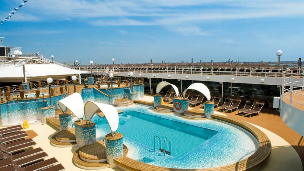Piscina de la cubierta superior del crucero MSC Musica Piscina de la cubierta superior del crucero MSC Musica