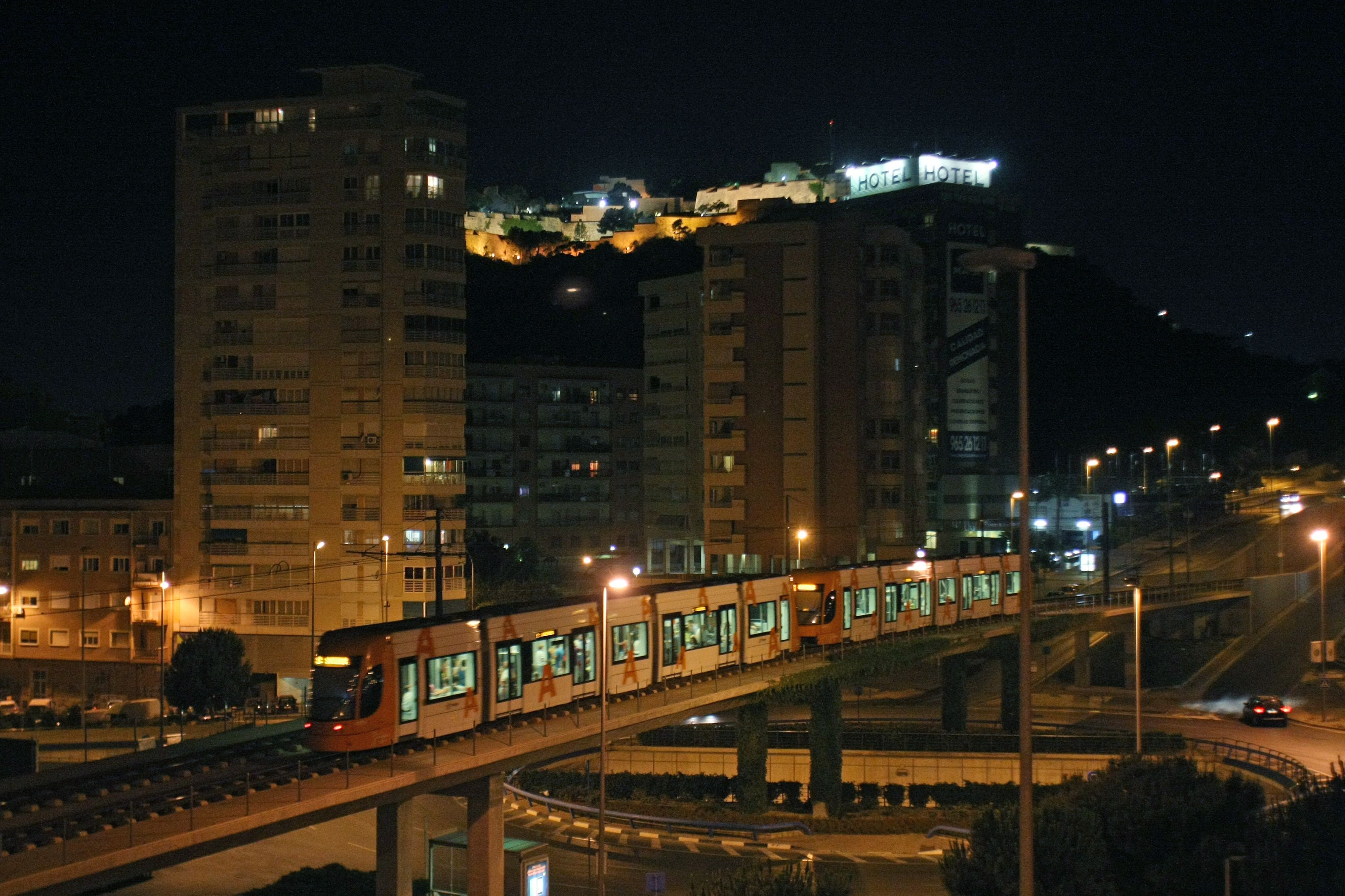 Servici nocturn del TRAM d'Alacant al seu pas pel pont de l'avinguda de Dénia