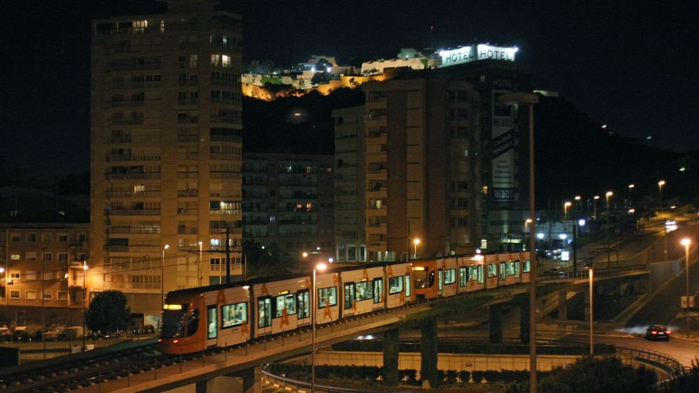 Servici nocturn del TRAM d'Alacant al seu pas pel pont de l'avinguda de Dénia Servici nocturn del TRAM d'Alacant al seu pas pel pont de l'avinguda de Dénia