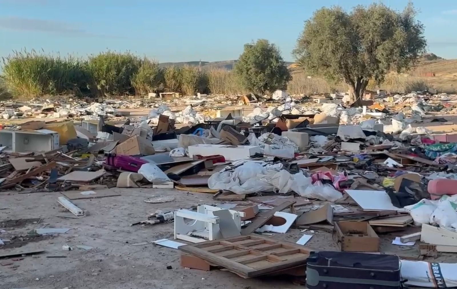 Escombrera ilegal en la zona del cementerio de Alicante