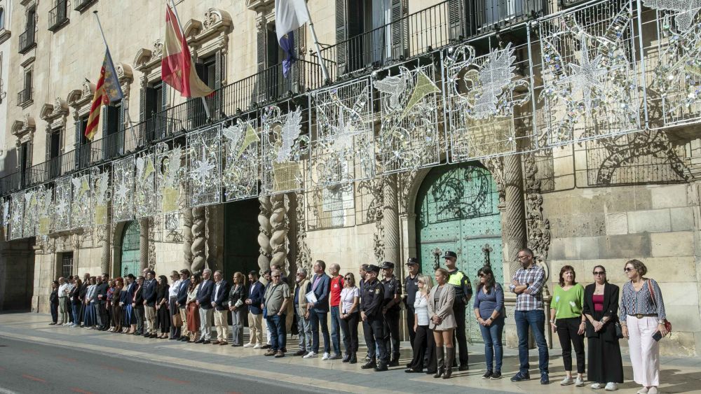 La corporación municipal rinde tres minutos de silencio frente al Ayuntamiento 