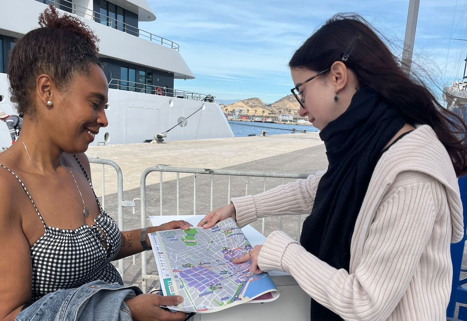 Dos mujeres observan los nuevos planos turísticos de Alicante para los cruceristas