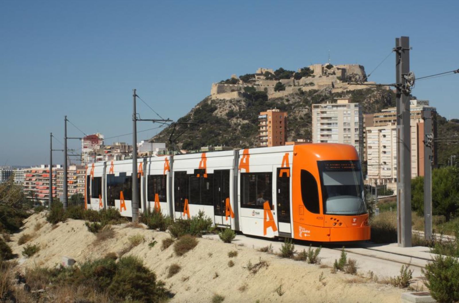 Un comboi del TRAM d'Alacant amb el castell de Santa Bàrbara de fons