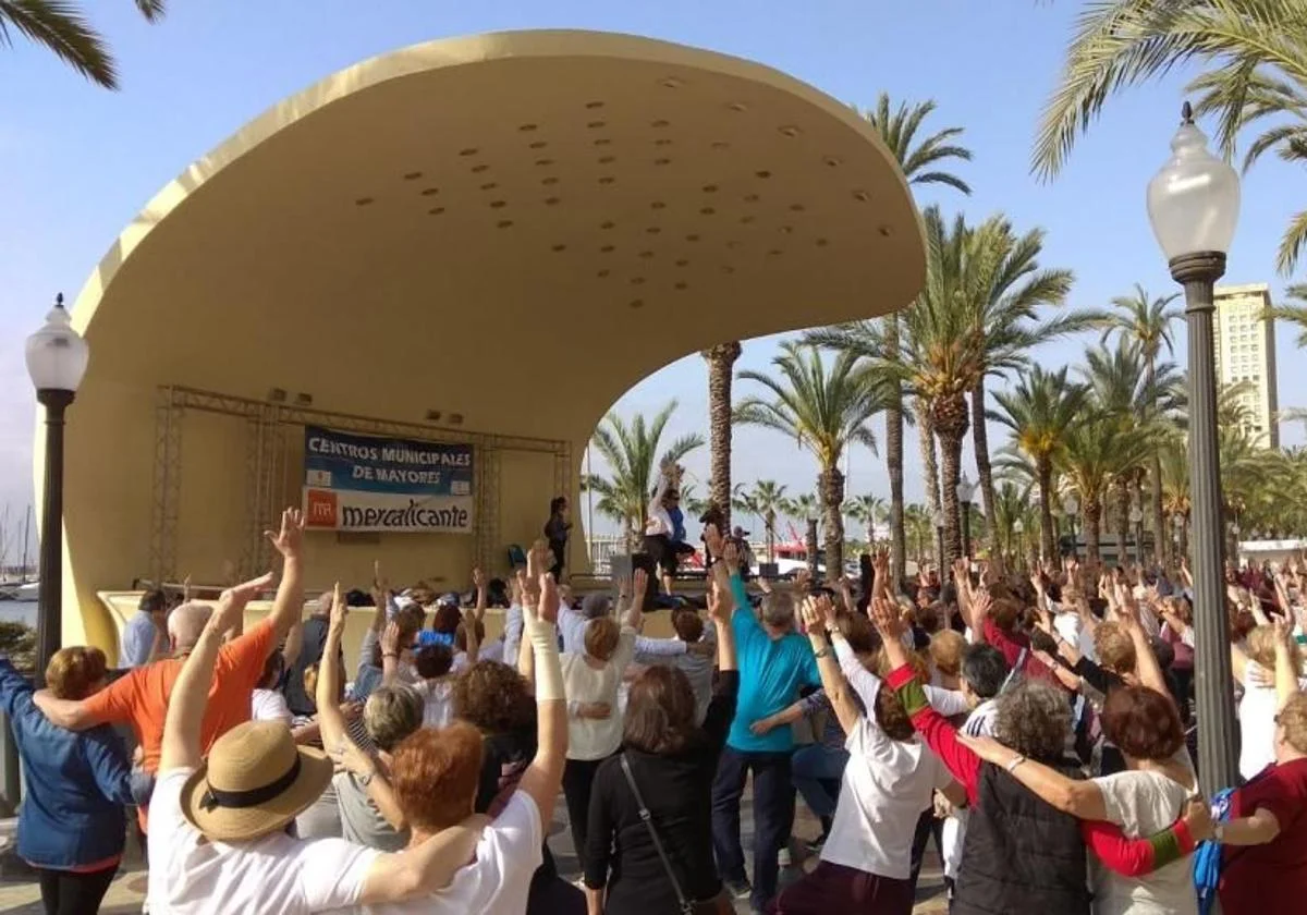 Activitat a l'aire de lliure de majors a Alacant