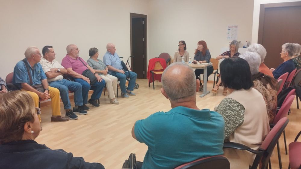 Reunió de Begoña León en els presidents dels centres municipals de majors d'Alacant