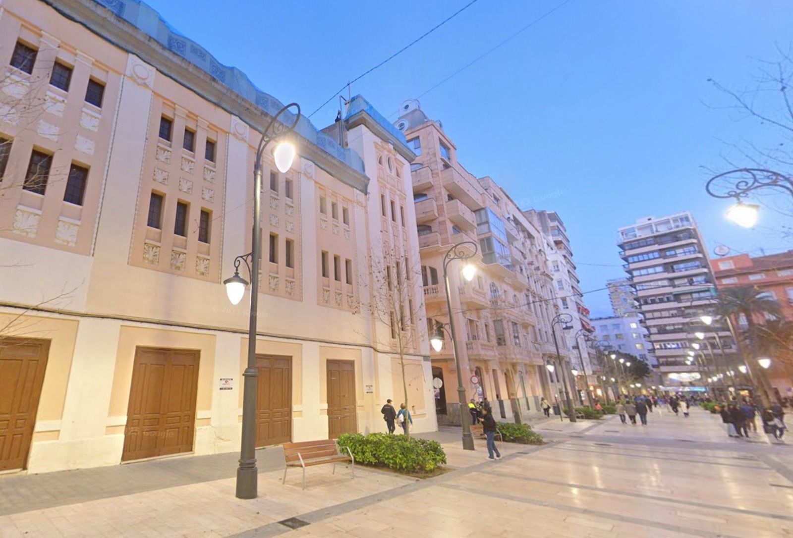 Façana de l'antic cinema Ideal en l'avinguda de la Constitució d'Alacant