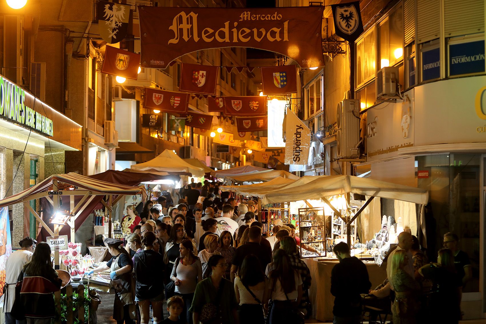 Llocs del mercat medieval a la nit