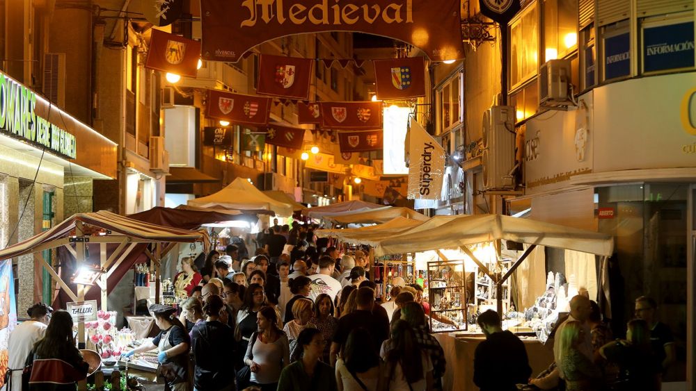 Puestos del mercado medieval de Elche por la noche Puestos del mercado medieval de Elche por la noche