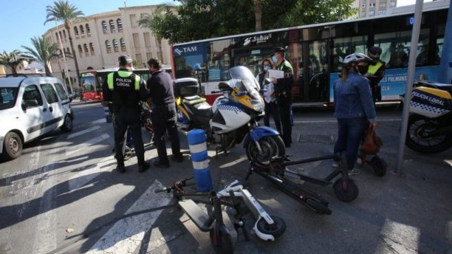 La Policia Local de Alicante interpone multas a los patinetes eléctricos La Policia Local de Alicante interpone multas a los patinetes eléctricos