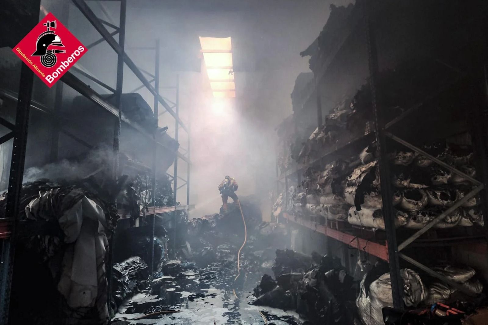 Interior de la nave industrial de Elda arrasada por la llamas Interior de la nave industrial de Elda arrasada por la llamas