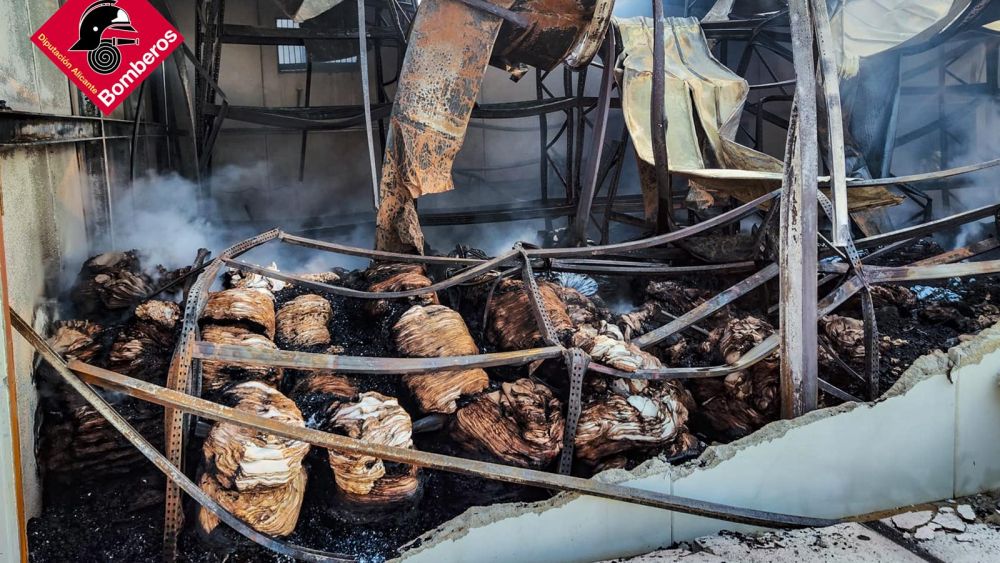 Material carbonizado en la nave industrial de Elda Material carbonizado en la nave industrial de Elda