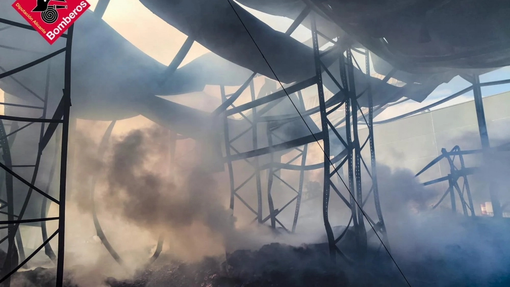 Estructura debilidada en el interior de la nave industrial de Elda Estructura debilidada en el interior de la nave industrial de Elda